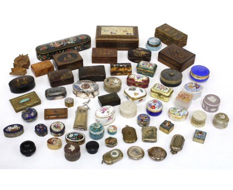 A LARGE SELECTION OF 19TH AND 20TH CENTURY SNUFF BOXES, pill boxes, silver plated sovereign cases etc including micro mosaic 