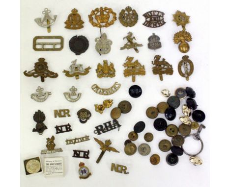 A QUANTITY OF VARIOUS MILITARY CAP BADGES and military buttons to include a badge for the Notts & Derby Regiment, a Royal Arm