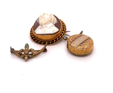 A PORTRAIT CAMEO, POSSIBLY WILLIAM SHAKESPEARE WITH A GLAZED BACK, MOUNTED IN A YELLOW METAL ROPE EDGE SETTING TOGETHER WITH 
