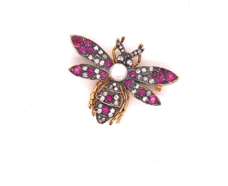 AN ANTIQUE RUBY AND DIAMOND INSECT BROOCH, CENTRED WITH A SINGLE CULTURED PEARL. MEASUREMENT 3.3cm X 2.5cm , GROSS WEIGHT 4.3