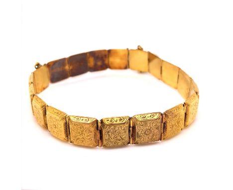 A VICTORIAN GOLD PANEL BRACELET WITH HEART CHARM AND TWO INTEGRAL CLASPS, EACH PANEL WITH FOLIATE SCROLL ENGRAVING. LENGTH 22