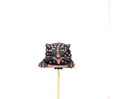 AN ANTIQUE DIAMOND AND ENAMEL STICK PIN IN THE FORM OF CAT PEERING OVER A PEARL SET BALANCE BAR. LENGTH 7.5cms, WIDTH 2cms, W