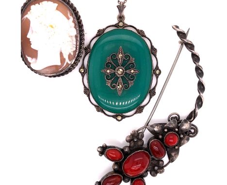 AN CONTINENTAL 800 SILVER OVAL MARCASITE AND HARDSTONE PENDANT SUSPENDED ON A SILVER CHAIN TOGETHER WITH WHITE METAL AND RED 