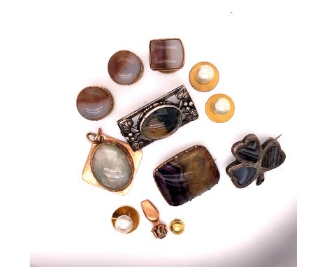 A BLUE JOHN MOUNTED BROOCH, A MOSS AGATE PANEL BROOCH, A GOLD AND CABOCHON PENDANT, THREE AGATE DRESS STUDS, THREE 9ct AND PE