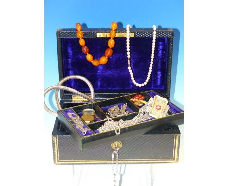 A VINTAGE JEWELLERY BOX AND CONTENTS TO INCLUDE A ROW OF AMBER BEADS, CARNEILIAN DROP EARRINGS, A GRADUATED CONTINENTAL SILVE