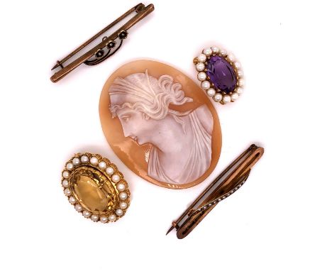 TWO 9ct GOLD GEMSET AND PEARL CLUSTER BROOCHES, TOGETHER WITH TWO FURTHER 9ct GOLD AND PEARL SET BAR BROOCHES, AND AN UNMOUNT