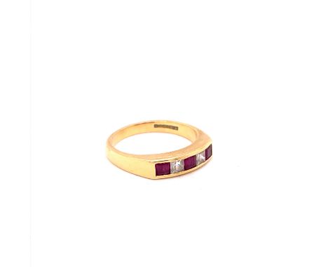 AN 18ct GOLD HALLMARKED RUBY AND DIAMOND PRINCESS CUT, CHANNEL SET HALF HOOP RING. FINGER SIZE O 1/2, WEIGHT 5.2grms. 