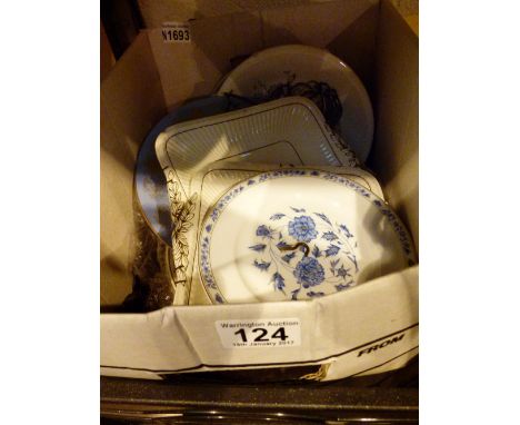 Collection of various wall plates, year plates and wedgwood examples