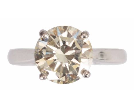 A LADIES PLATINUM 3.01ct SOLITAIRE DIAMOND RING the modern brilliant cut diamond accessed colour J-K clarity VS1 - shank size