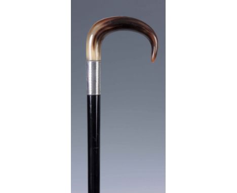 A GEORGE V EBONISED GENTLEMANS WALKING STICK with horn handle and broad monogrammed engine turned silver ferrule hallmarked B