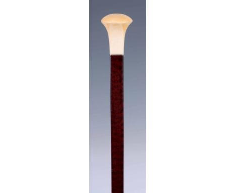 AN EARLY 20TH CENTURY GENTLEMEN'S WALKING STICK of square faceted shape, with an ivory handle, gold band and Tiger wood shaft