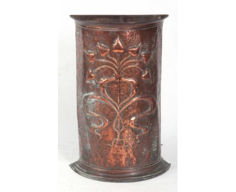 AN EARLY 20th CENTURY ARTS AND CRAFTS HAMMERED COPPER STICK STAND with stylised floral decoration 64.5cm high