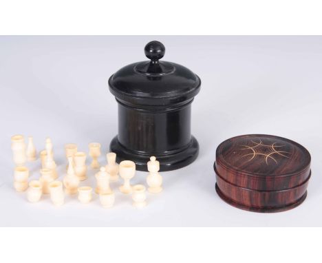 A FINE 19TH CENTURY TREEN TURNED INLAID ROSEWOOD PATCH BOX INLAID WITH BOXWOOD HAVING A SCREW TOP AND TURNED INNER LID 5cm di