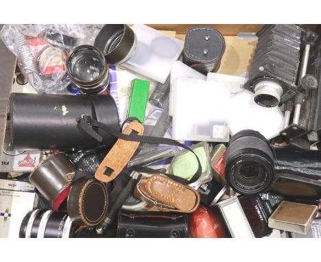 Mixed camera accessories including a Minolta Program 2800 AF flash, all damaged and untested. P&amp;P Group 3 (£25+VAT for th