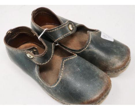 Pair of childrens vintage clogs with pearl buttons. P&amp;P Group 1 (£14+VAT for the first lot and £1+VAT for subsequent lots