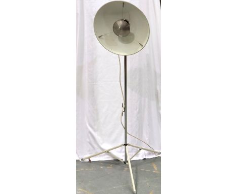 Paterson photography lamp on tripod, H: 133 cm. P&amp;P Group 3 (£25+VAT for the first lot and £5+VAT for subsequent lots) 