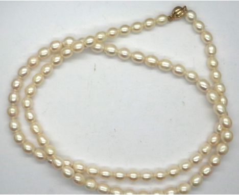 Real pearl necklace with 9ct gold clasp, L: 80 cm. P&amp;P Group 1 (£14+VAT for the first lot and £1+VAT for subsequent lots)