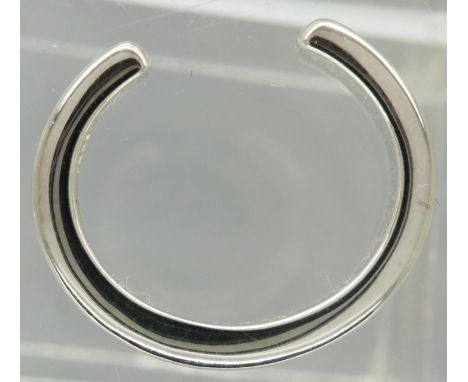 Lucy Quartermarine 925 silver ear cuff, D: 19 mm, in presentation box. P&amp;P Group 1 (£14+VAT for the first lot and £1+VAT 