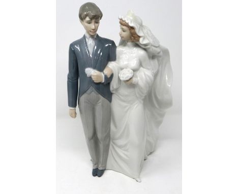 Nao Bride and Groom figurine, H: 32 cm, no cracks or chips. P&amp;P Group 3 (£25+VAT for the first lot and £5+VAT for subsequ