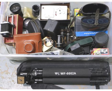 Collection of mixed camera accessories including Zelox Flash meter MK2 and a pair of binoculars, all damaged and untested. P&