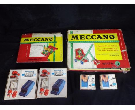 Lego, Meccano - Four boxed sets of vintage Lego including sets 100, 101 and similar. Lot also contains a boxed vintage Meccan