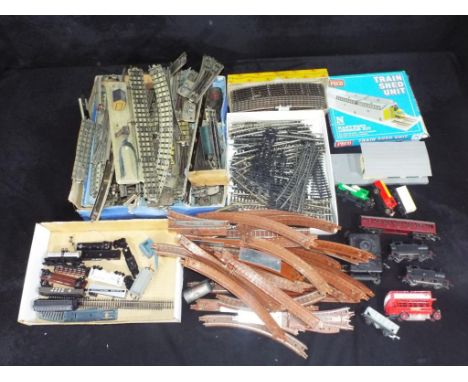 Hornby, Trix, Peco and Others - A mixed lot of mainly unboxed Model Railway track, accessories and diecast in various scales 