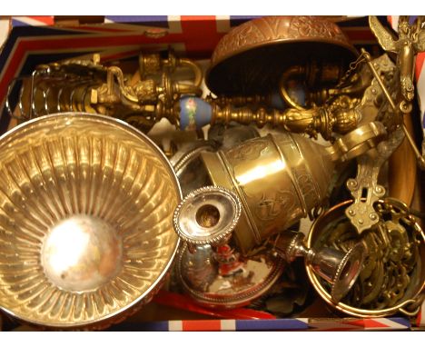 A box of miscellaneous metalware to include; silver plated bowl, silver plated candlestick, horse brasses etc 