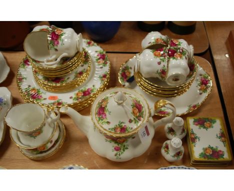 A Royal Albert six place setting tea service in the Old Country Roses pattern Condition Report / Extra Information Very good 