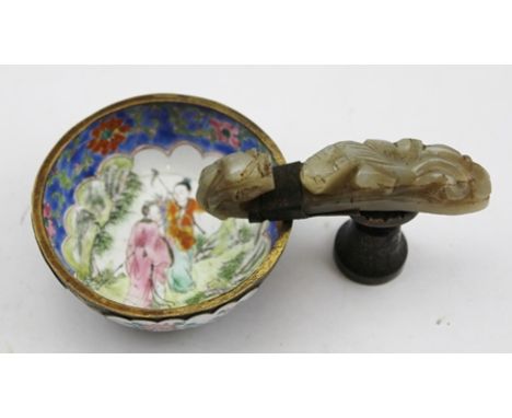 A 19TH CENTURY CHINESE QUING DYNASTY WINE CUP, chased brass and enamel bowl with figures in landscape decoration, fitted with