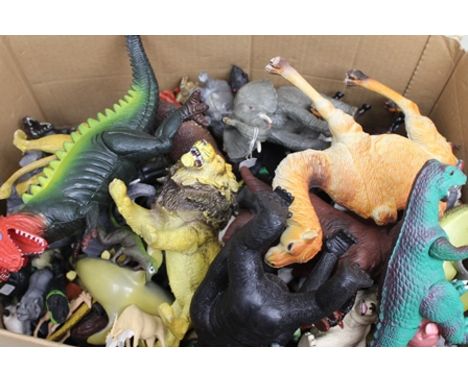 A BOX CONTAINING A LARGE QUANTITY OF PLASTIC FARM AND ZOO ANIMALS of varying scales 