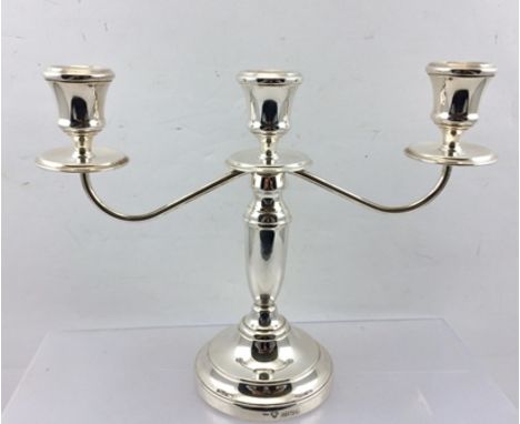 A GEORGIAN DESIGN SILVER TWIN BRANCH CANDELABRUM with urn form sconces on a circular platform base, Birmingham 1981, 22cm hig