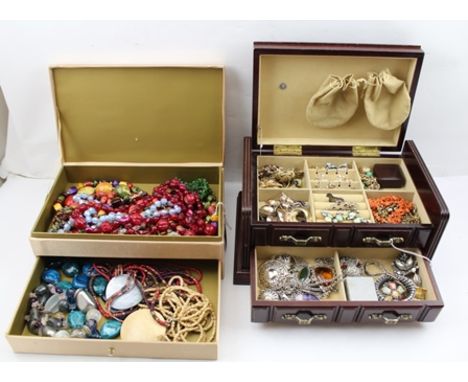 A POLISHED WOOD JEWELLERY CASKET CONTAINING A VARIED SELECTION OF COSTUME JEWELLERY, together with a BOX OF BEAD NECKLACES, a