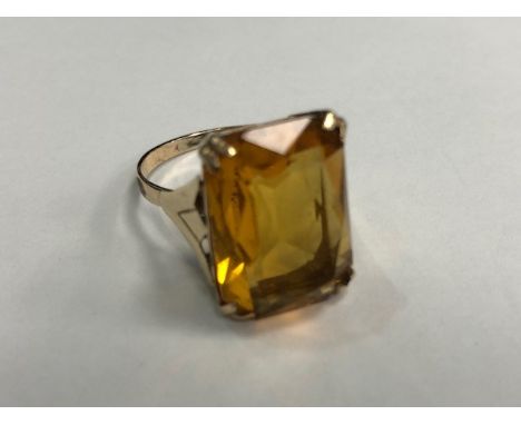 GEM SET RING, set with a rectangular faceted orange gem, marked 9CT, size R 1/2, 5.1g