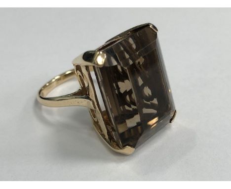 BROWN GEM SET RING, the step cut brown stone 22mm long, in nine carat gold, size I, 9.8g
