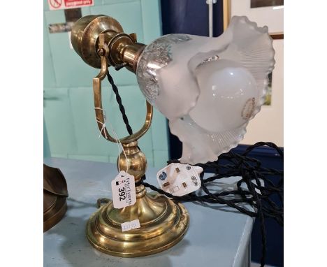 Good quality brass gimbled table lamp with frilled glass shade on a circular stepped base. (B.P. 21% + VAT)