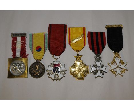 Selection of various assorted world military medals including South Korean Medal, Polish PRL, enamel medal, Zaire Armes De Gu