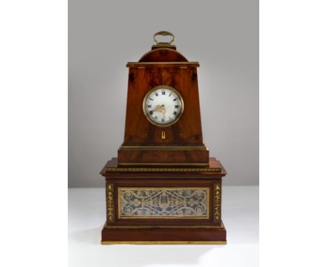   Klassizistische Stutzuhr mit selbstauslösendem Spielwerk Deutsch, Ende 18. Jahrhundert 81x47x26 cm "Pyramidenförmiges, mess