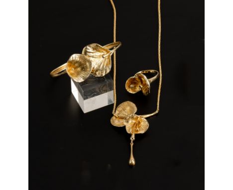   Parure mit Blütenmotiven Ehinger-Schwarz, Ulm D. 6/L. 43 cm Collier, Armreif und Ring mit floralen Motiven. 585 Gelbgold, H