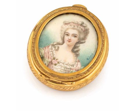   Goldtabatiere mit Miniatur 20. Jahrhundert 5,5x4,7x1,5 cm Ovale, partiell mit gravierter Ornamentik verzierte, flache Dose 