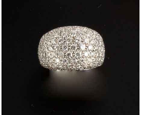   Diamantring 18kt GG-Schiene, schauseitig Besatz von ca. 120 Diamanten in WG-Fassung "à grain", zus.ca. 2,7-3 ct. RM 54. Ca.