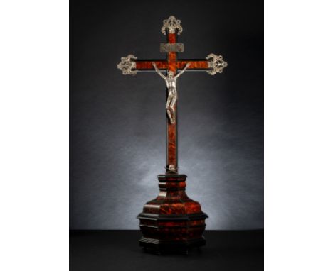   Grosses Kruzifix im Boulle-Stil mit silbernem Christuskorpus Frankreich/Belgien, Christus: Mons, 2. Hälfte 18. Jahrhundert 