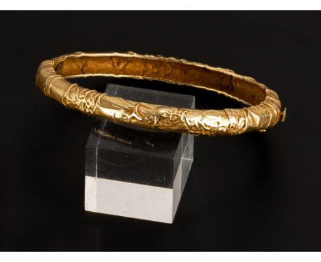   Goldarmreif Ehinger-Schwarz, Ulm D. 6/7 cm 750 Gelbgold, Reliefdekor in Schmor-Optik. Handgearbeitet. Atelierzeichen. Ca. 3