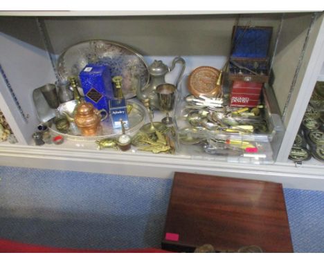 A mixed lot of silver plate, pewter, brass and copper wares to include two oval gallery trays, mixed flatware, and a cased cu