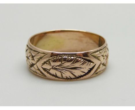 An engraved 9ct gold Victorian wedding band, Birmingham 1900, 2.9g, M 