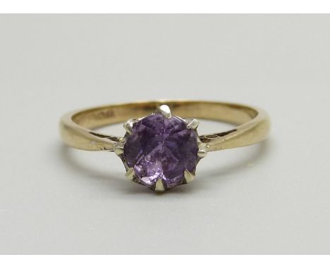 A 9ct gold and amethyst solitaire ring, 1.8g, M 