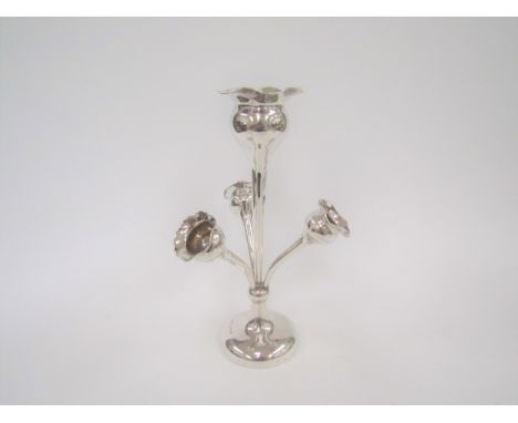 A Joseph Gloster Ltd silver epergne with four sconces, Birmingham 1939, 29.5cm tall 