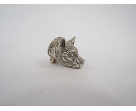 A silver snuff box in the form of a hounds head, marked 925, 3cm long, 27g 