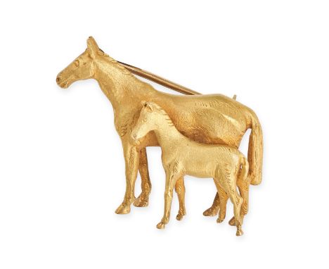 A VINTAGE GOLD MARE AND FOAL HORSE BROOCH in 9ct yellow gold, designed as a mare standing with her foal, A & W maker's mark, 