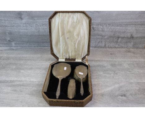 George V matched silver backed three piece dressing table brush set, comprising hand mirror, hand brush and clothes brush, en