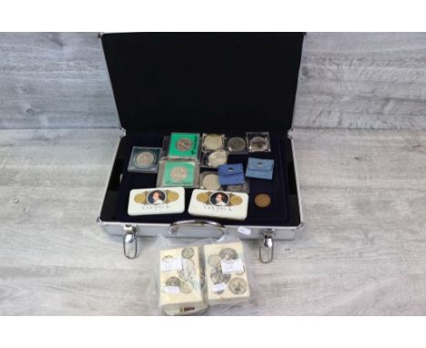 Box of mixed UK vintage coinage to include Commemorative Crowns and four further boxes of coins, mainly UK Pennies